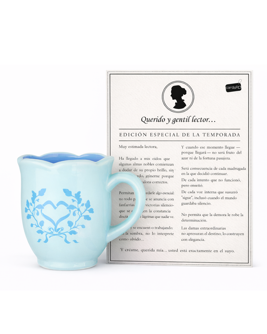 👑 Set Bridgerton Azul – Taza 12 oz + Maderita Decorativa 7.25” x 5”
