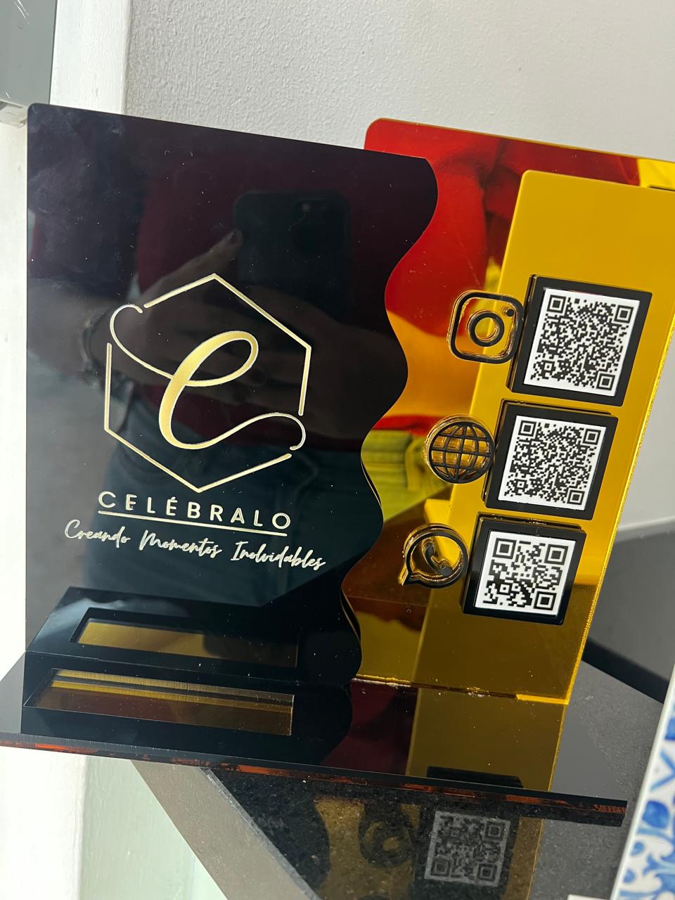 Portatarjetas de presentación ondulado con código QR.